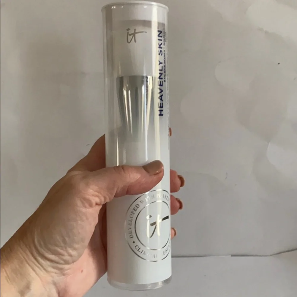 IT COSMETICS Heavenly Skin Bye Bye Pore Brush #701 $58 NIP